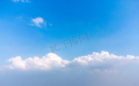 风景摄影照片_风景下午蓝台白云天空素材摄影图配图