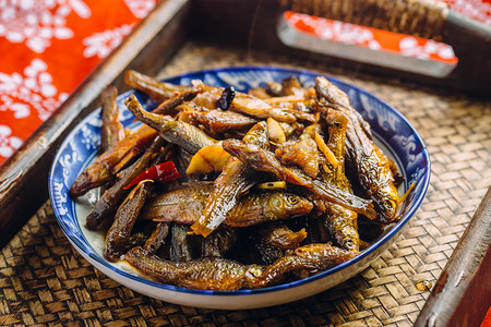 晒肉摄影照片_鱼干初夏鱼肉中式复古爆炒鱼干摄影图配图