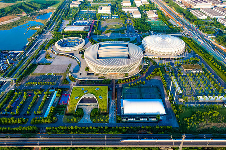 网球摄影照片_武汉城市建筑晴天建筑地标光谷国际网球体育馆航拍摄影图配图