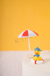 黄色清凉夏日太阳伞小鸭子摆拍摄影图配图