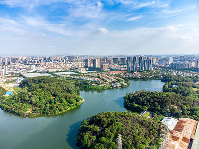 摄影照片_城市白天青山绿水空中航拍摄影图配图