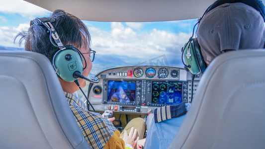 新西兰飞机驾驶上午飞机师飞机上飞行员摄影图配图