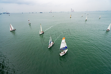 厦门旅行白天行驶在海面上的很多个帆船海面上行驶摄影图配图