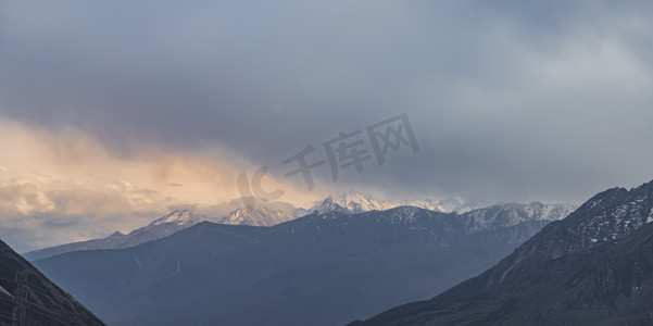 冬至海报摄影照片_川西雪山下午雪山自然拍摄摄影图配图