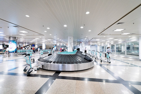 坐飞机白天行李转盘机场内部空镜摄影图配图