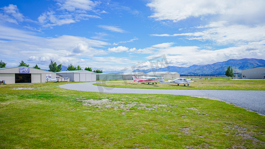 瓦纳卡飞机场下午夏天天晴飞机飞机场全景侧面摄影图配图