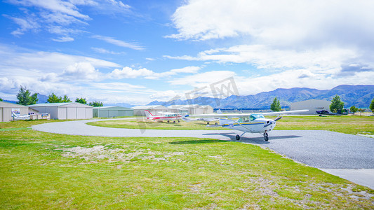 瓦纳卡飞机场上午夏季太阳小飞机飞机场侧面全景摄影图配图