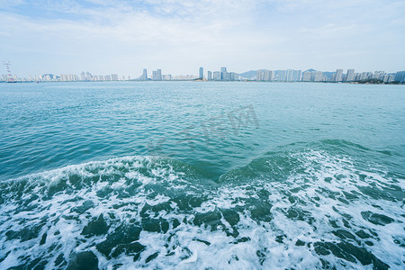 厦门旅行白天海面泛起的白色浪花户外海面无摄影图配图