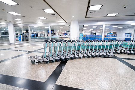 坐飞机白天机场里的行李推车机场内部无摄影图配图