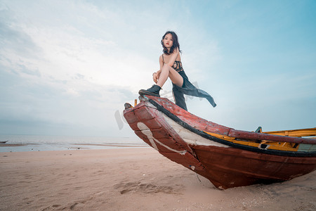 夏天户外摄影照片_海岛旅行傍晚穿比基尼的女孩户外海滩摆拍摄影图配图