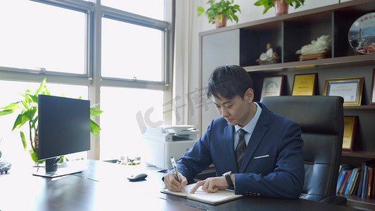 风物流主管摄影照片_年轻男性老板经理主管写字形象