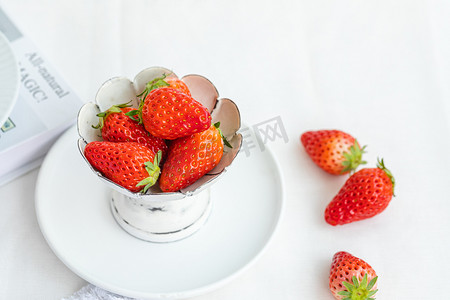 美食白天果盘里的草莓桌面亮调摄影图配图