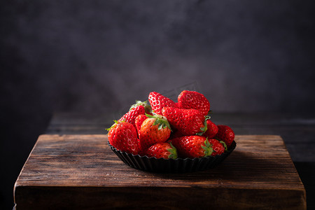 食物摄影照片_美食四季一盘草莓室内暗调摄影图配图