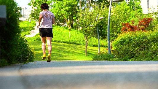 实拍女性晨跑减肥跑步有氧运动健身