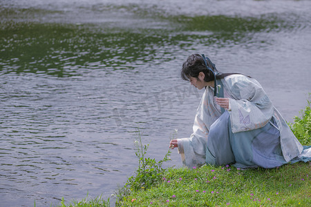 古代女人摄影照片_湖边玩水的女孩下午女孩农村无摄影图配图