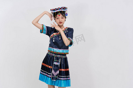 少数民族人物白天苗族女孩室外舞蹈摄影图配图