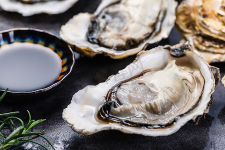 锡纸烤海鲜摄影照片_海鲜美食四季生蚝刺身桌面肥美摄影图配图