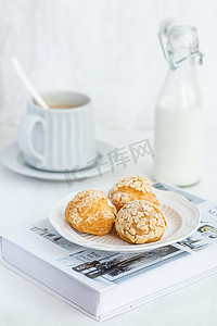 美食白天泡芙咖啡牛奶桌面亮调摄影图配图