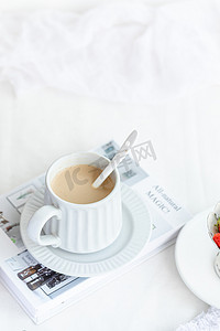 美食白天咖啡杯子桌面亮调摄影图配图