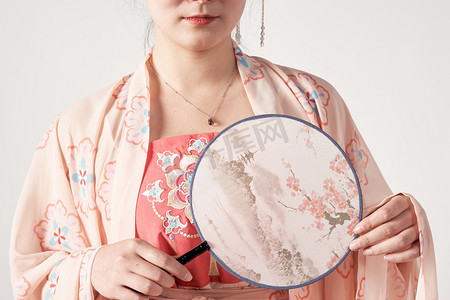 汉服传统文化女孩优雅的拿着团扇摄影图配图