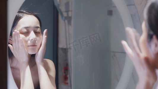 名片广告公司摄影照片_超清实拍女性护肤按摩洗脸护理广告素材