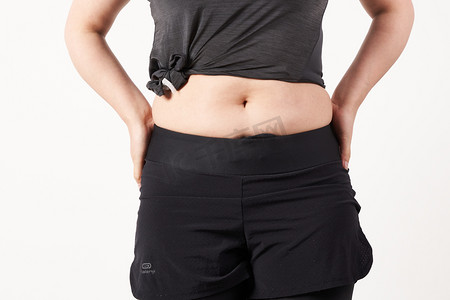 运动女人摄影照片_减肥胖女人肚子上过于肥胖不健康摄影图配图