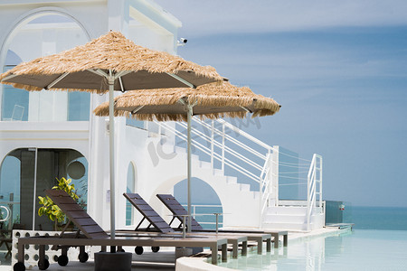 海岛度假白天酒店泳池户外空镜摄影图配图