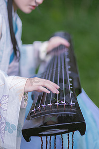 弹琴的女孩下午女孩草地弹琴摄影图配图