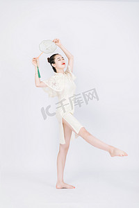旗袍舞者早上美女圆扇室内中国风摄影图配图