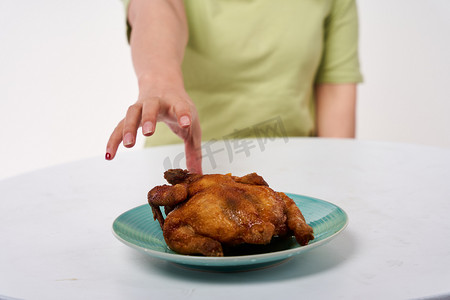 减肥肥胖肥胖女孩伸手拿烤鸡摄影图配图