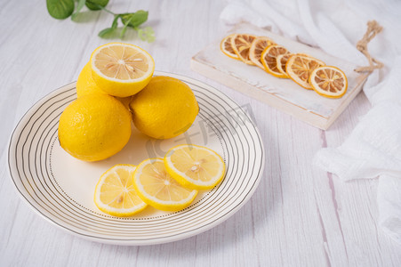 鲜果摄影照片_夏日水果新鲜柠檬营养鲜果摄影图配图