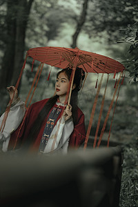 中国风人物摄影照片_鸿下午美女树林过桥摄影图配图