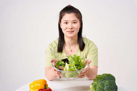 推荐摄影照片_减肥绿色饮食女孩推荐绿色有机食谱摄影图配图