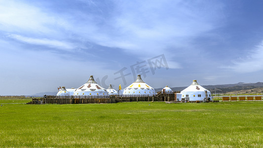地产素材地产提案摄影照片_蒙古包上午蒙古包夏季素材摄影图配图