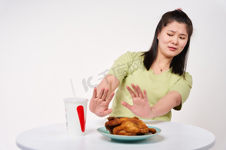 餐饮烧烤摄影照片_减肥肥胖想要减肥就要拒绝高热量食物摄影图配图