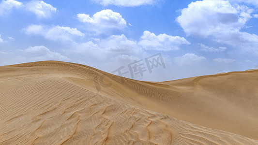 手绘小熊素材摄影照片_沙漠蓝天白云上午沙漠春季素材摄影图配图