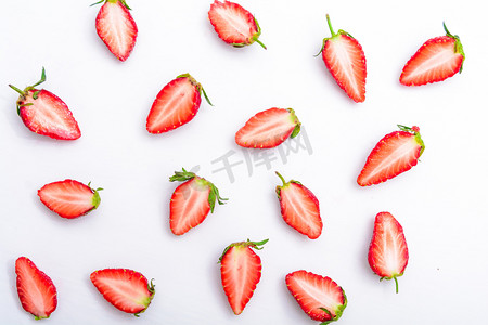 美食白天草莓白色背景平铺摄影图配图