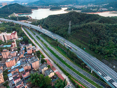 城市夕阳高速公路和水库航拍背景摄影图配图