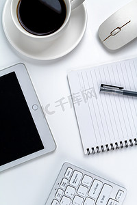 商务办公键盘鼠标笔记本咖啡休闲静物摄影图配图