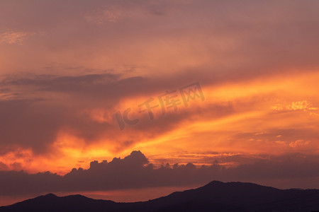 自然夕阳火烧云天空背景摄影图配图