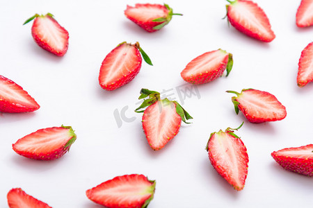 美食白天草莓白背景摆放摄影图配图