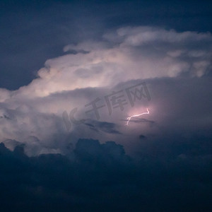 自然雨后闪电天空风景摄影图配图