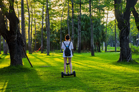 公园园林滑板活动光影光线摄影图配图