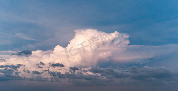 天空自然夕阳闪电天空风景摄影图配图