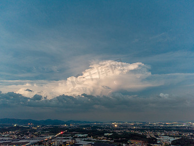 城市傍晚航拍空中云层背景摄影图配图