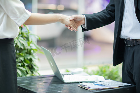 商务白天男女商务人士握手特写户外握手摄影图配图