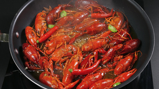 夏天美食麻辣小龙虾制作美食图