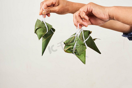 拎粽子粽子端午节传统节日吃粽子摄影图配图