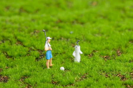 人物白天一个女人高尔夫球场打球摄影图配图