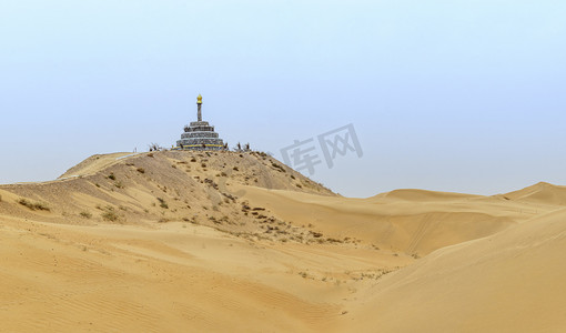 沙漠敖包上午沙漠春季素材摄影图配图